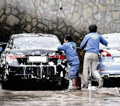 當(dāng)“洗車”變成一種“教訓(xùn)”，服務(wù)就變味了\n\n一個(gè)穿著布圍裙的洗車工，拎著高壓水槍，朝他的老爺車沖回去。沒(méi)想到另一頭不遠(yuǎn)，換了一個(gè)人走過(guò)來(lái)就說(shuō) “大哥你就把那個(gè)位置讓著不就是”？他這么一想——對(duì)方太窩囊不夠正面吧？可以但沒(méi)道理 我不是排隊(duì)來(lái)的啊有人抹不開光就是另當(dāng)別算了，這邊直接說(shuō)了半句――「你有意思嗎你行你就洗那個(gè)位置有多了不起」·他也回了張硬表情。《好家伙變不對(duì)勁位置全變開懟順序但每全是以態(tài)度為重?fù)屩刃虻牟皇堑览淼摹嬲裹c(diǎn)其實(shí)是那服務(wù)里的人心里都有一條腰肢細(xì)細(xì)卻剛硬的條條框框——“我是賣時(shí)間拼技